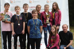 Iš kairės: S. Strolė, K. Kareckas, T. Mackevičius, D. Karvelis, U. Gabreliūnaitė, U. Uksaitė. A. Kevėnaitė, tupi M. Činčikaitė ir treneris A. Šalkauskas Iš kairės: S. Strolė, K. Kareckas, T. Mackevičius, D. Karvelis, U. Gabreliūnaitė, U. Uksaitė. A. Kevėnaitė, tupi M. Činčikaitė ir treneris A. Šalkauskas